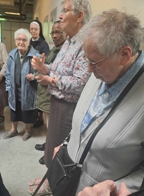 Sr Danièle traduit en luxembourgeois les explications en français