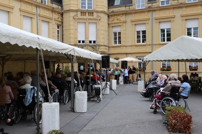 L'eucharistie sous la tente en plein air