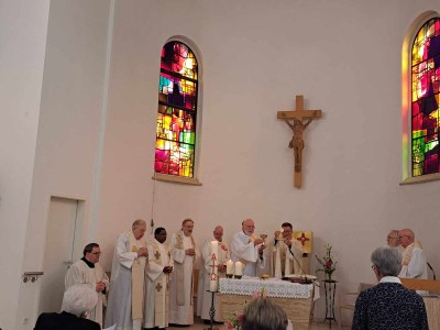 Eucharistie concélébrée par 8 prêtres et en présence d'un diacre et d'un séminariste