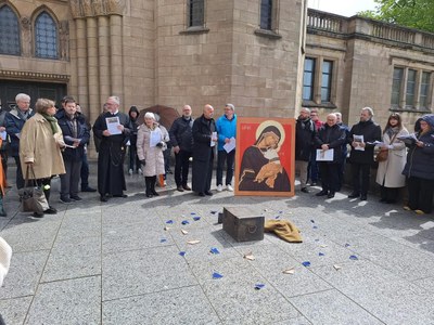 Sur le parvis de la cathédrale